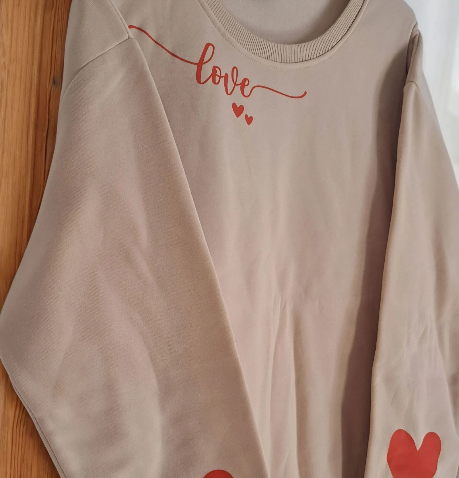 Sweat-shirt beige avec coeur – photo 3
